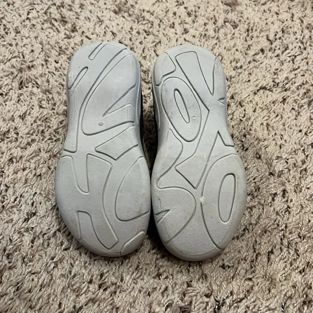 Boys Oshkosh Zinger Sandals Shoes Size 12 Black Red Gray - Picture 4 of 6